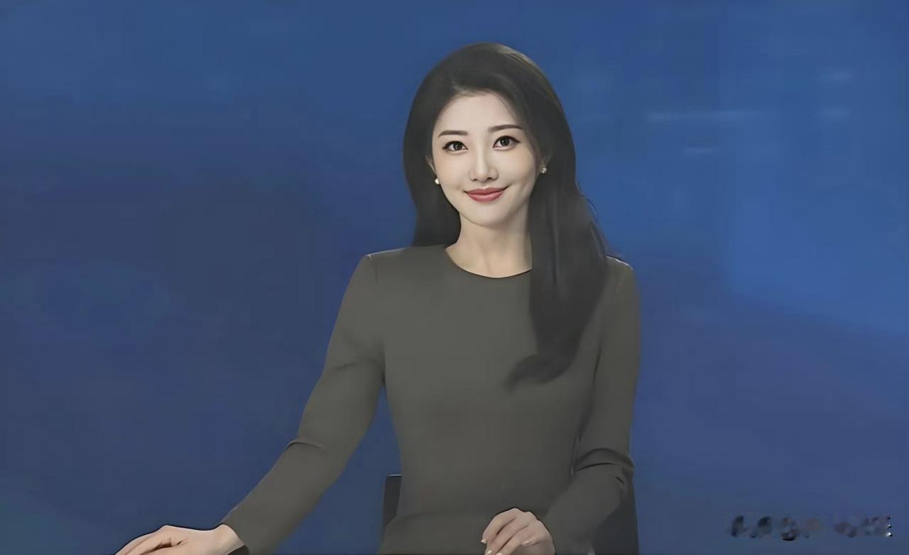 女主持人完美诠释：
穿衣显瘦
脱衣有肉

 ​​​她站在舞台中央
一袭修身晚礼服