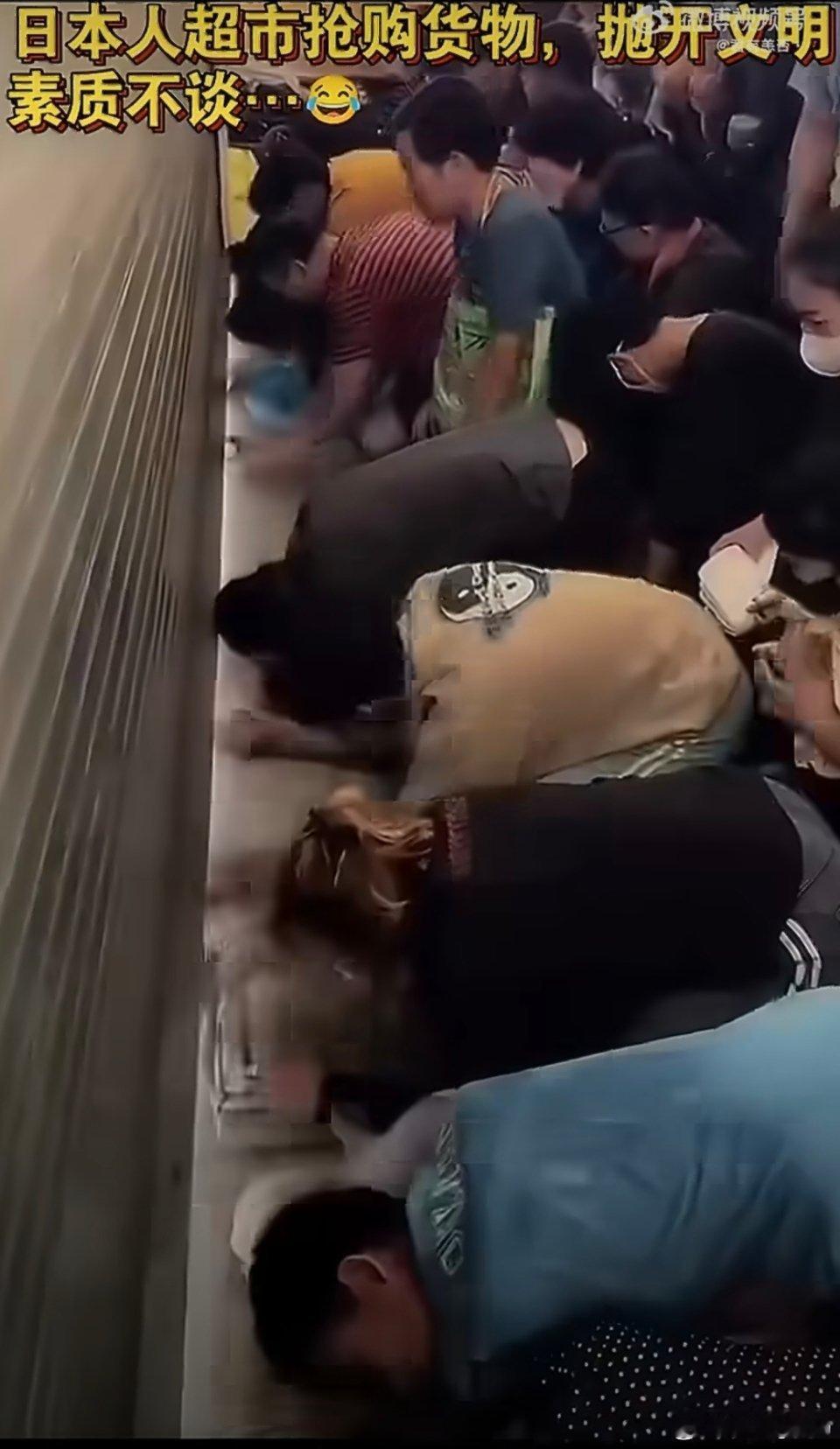 日本超市大抢购一开始以为在虔诚地朝拜什么居然是超市抢购蜡笔小新里的果然是真的 