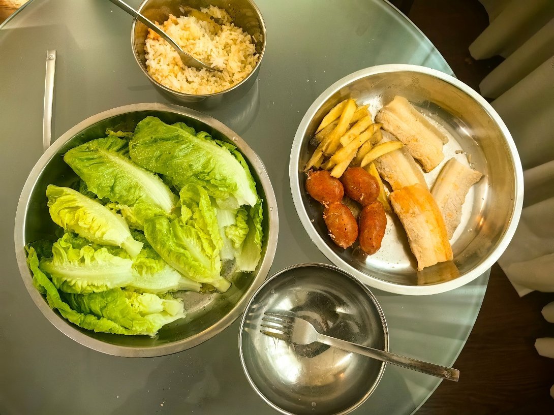 午餐吃西班牙经典名菜烤小牛排，没吃完，打包带回酒店。晚餐先把昨天吃剩的香肠和五花