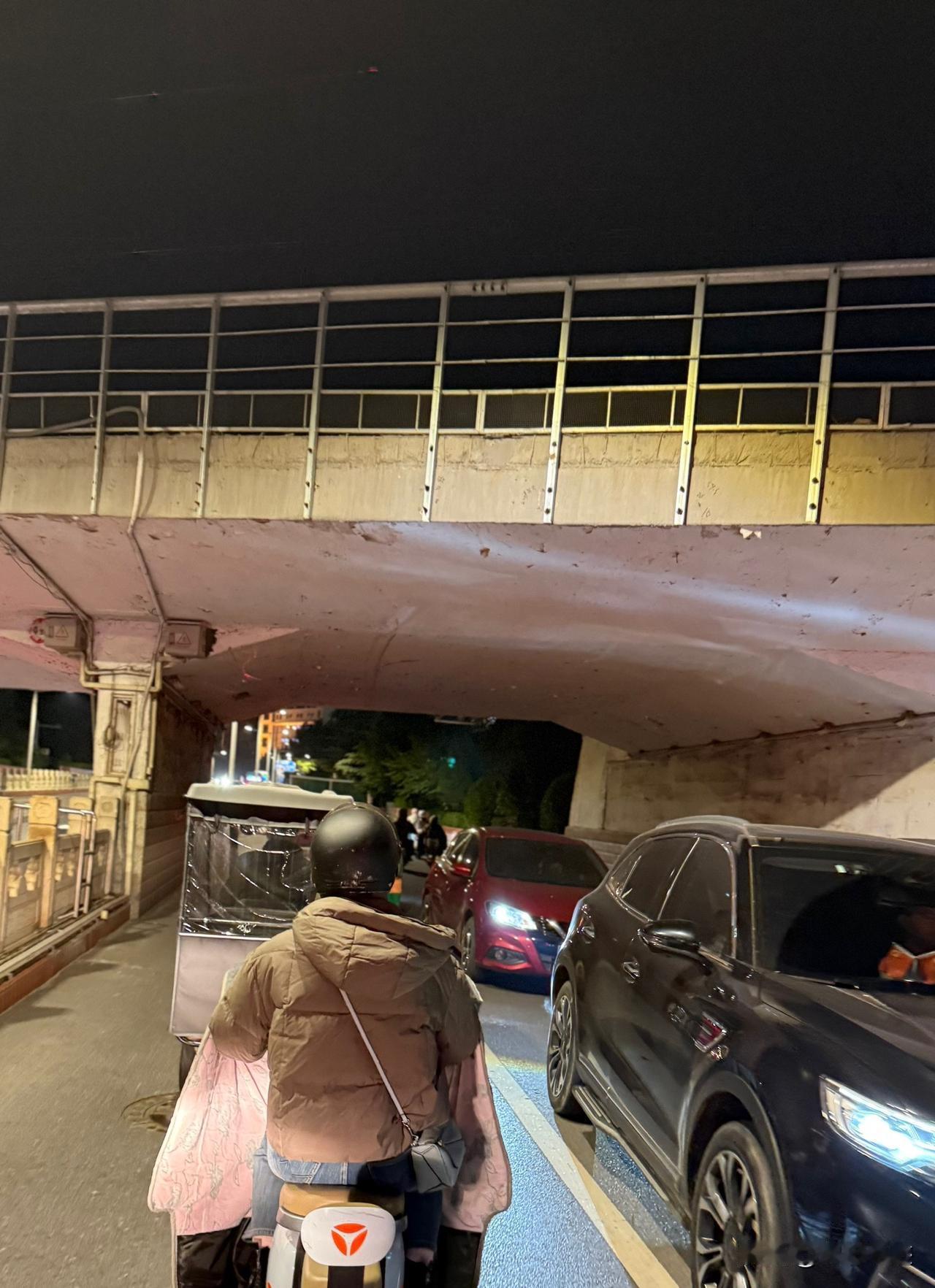 保定七一路恒祥大街地道桥这是热闹了，好多机动车在这里掉头呢，自行车都过不去了！