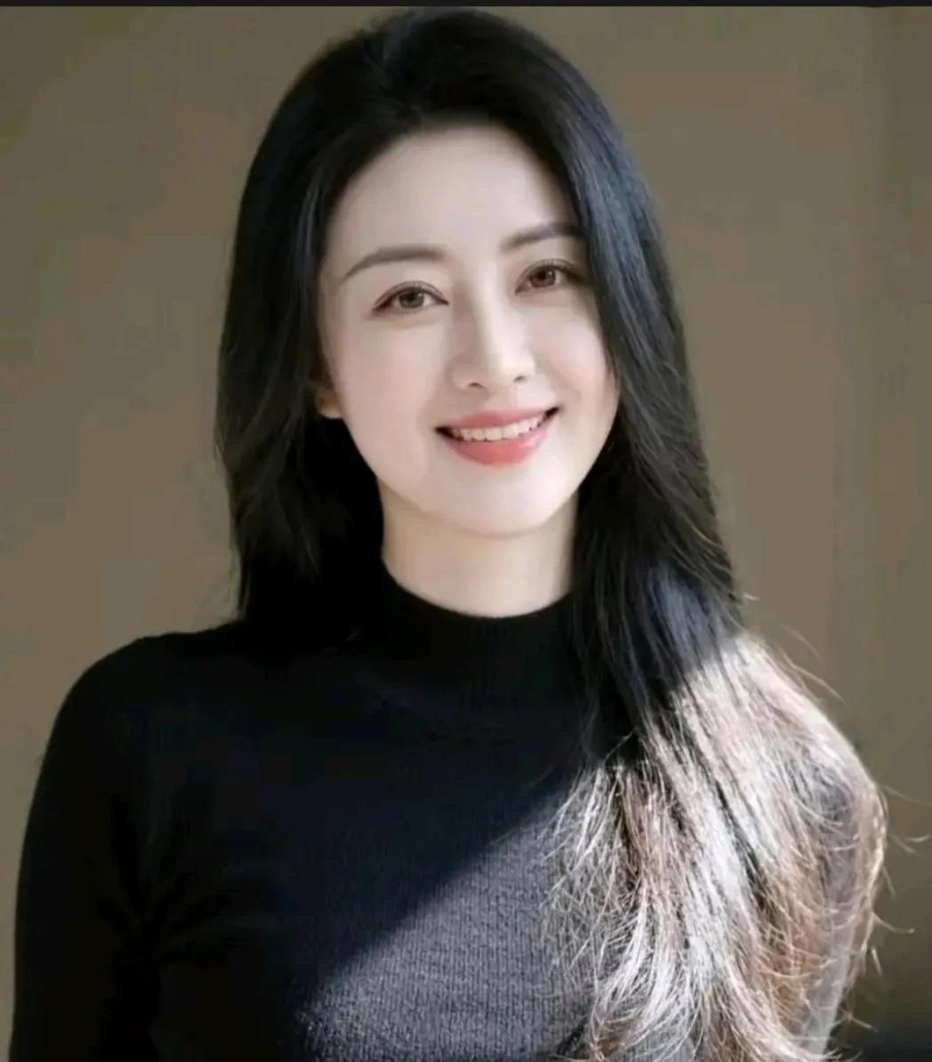 笑容甜美，气质优雅，简单搭配也能穿出时尚感。
简约显气质穿搭