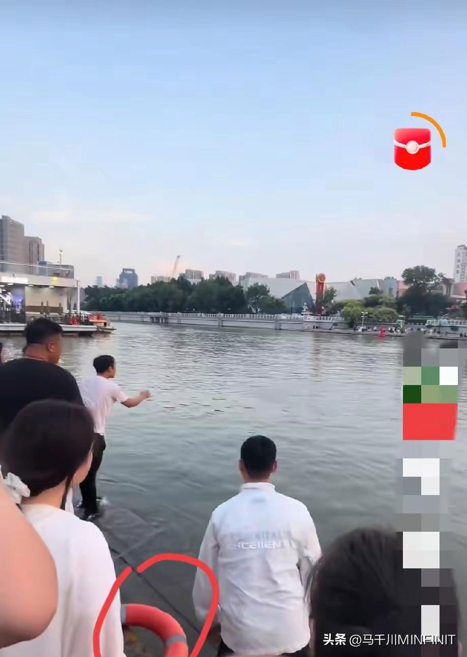 不敢看，太绝望了，天津之眼这对落水母子运气太差了
父亲绝望的喊着:“谁会游泳，求