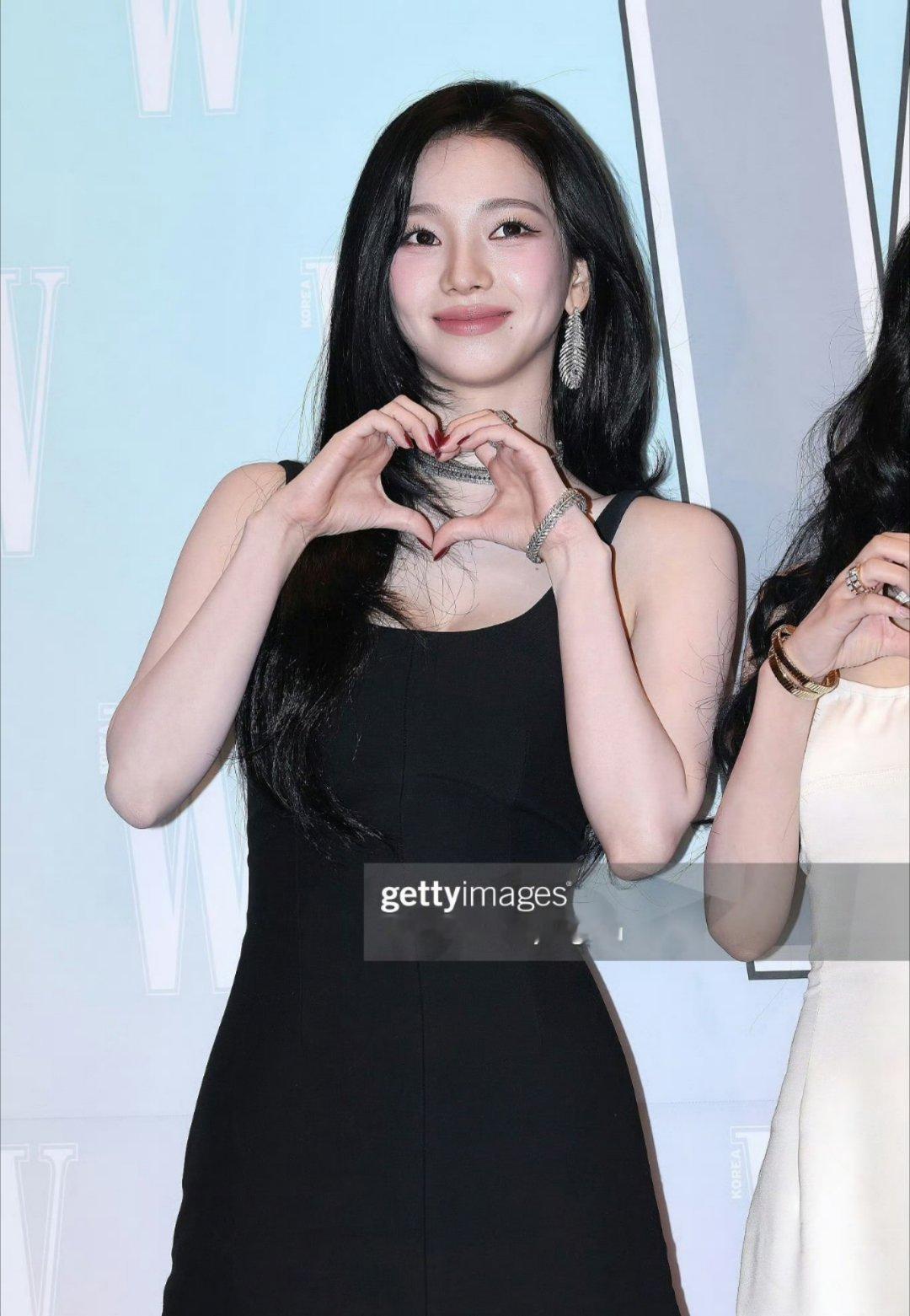 柳智敏怼脸状态IVE张元英演员公式照公开柳智敏与张元英近期同款笔芯❤️，谁的糖分