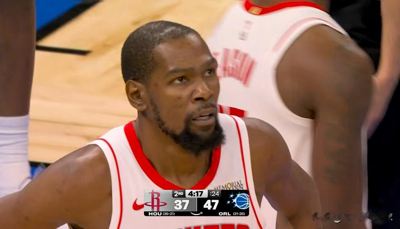 火箭老将杜兰特真是太让人心疼了！在今天火箭客场挑战魔术的比赛中，当时比赛进行到了