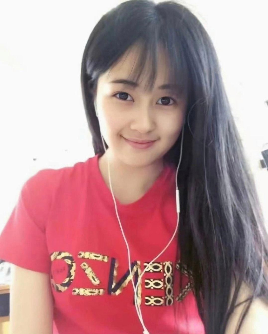十年前的白鹿，看着就是个平平无奇的普通小姑娘，不少人都好奇，她到底是怎么一步步闯