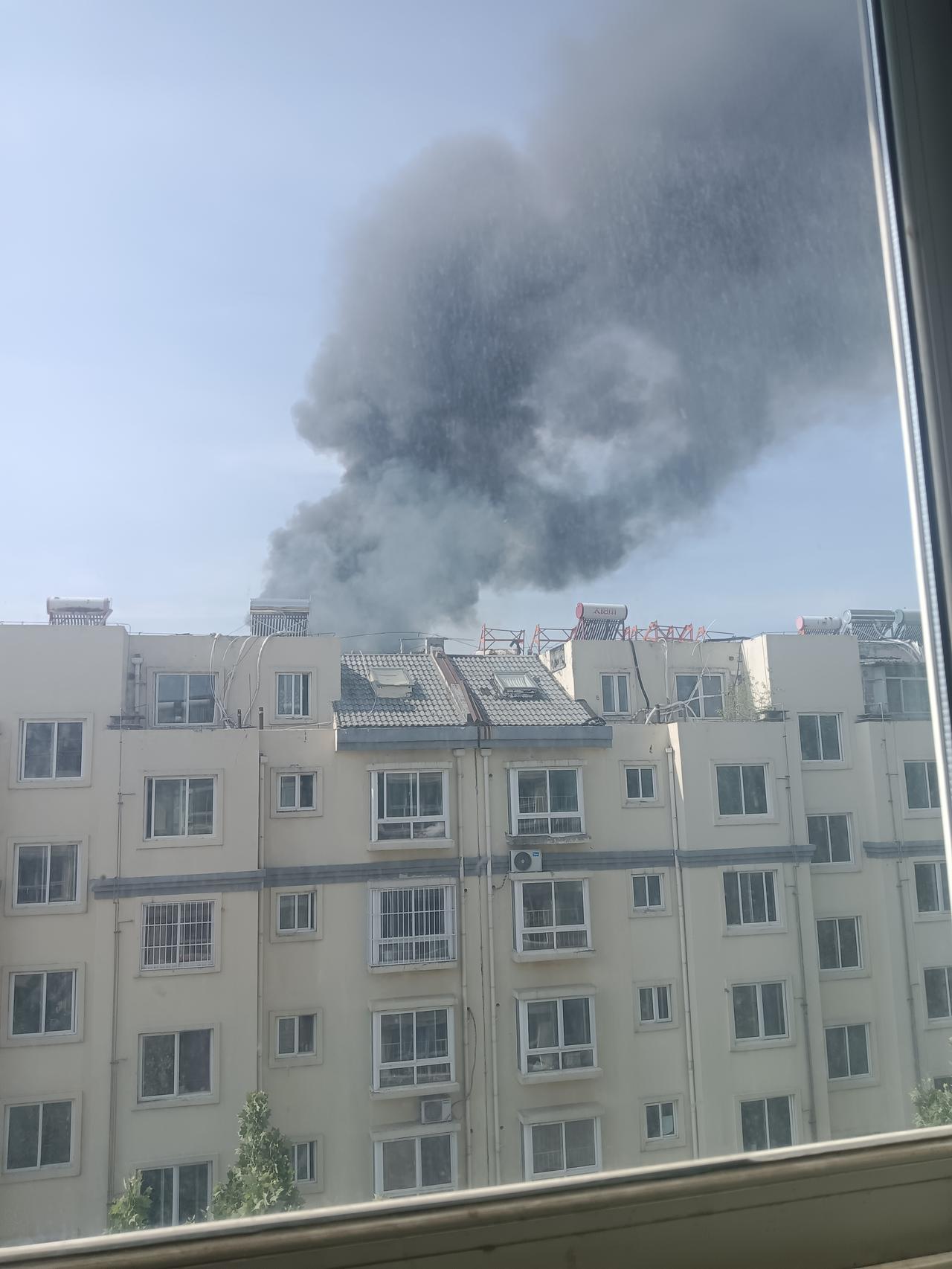 晒图笔记大赛今天上午的天空不怎么干净，被一团浓浓的烟雾给盖住了，不知道是哪里着火