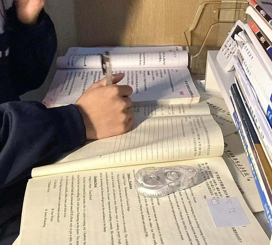 刷到一条妈妈晒娃的帖子，说女儿早上七点半自己跑到机构自习，下午两点才正式上课。