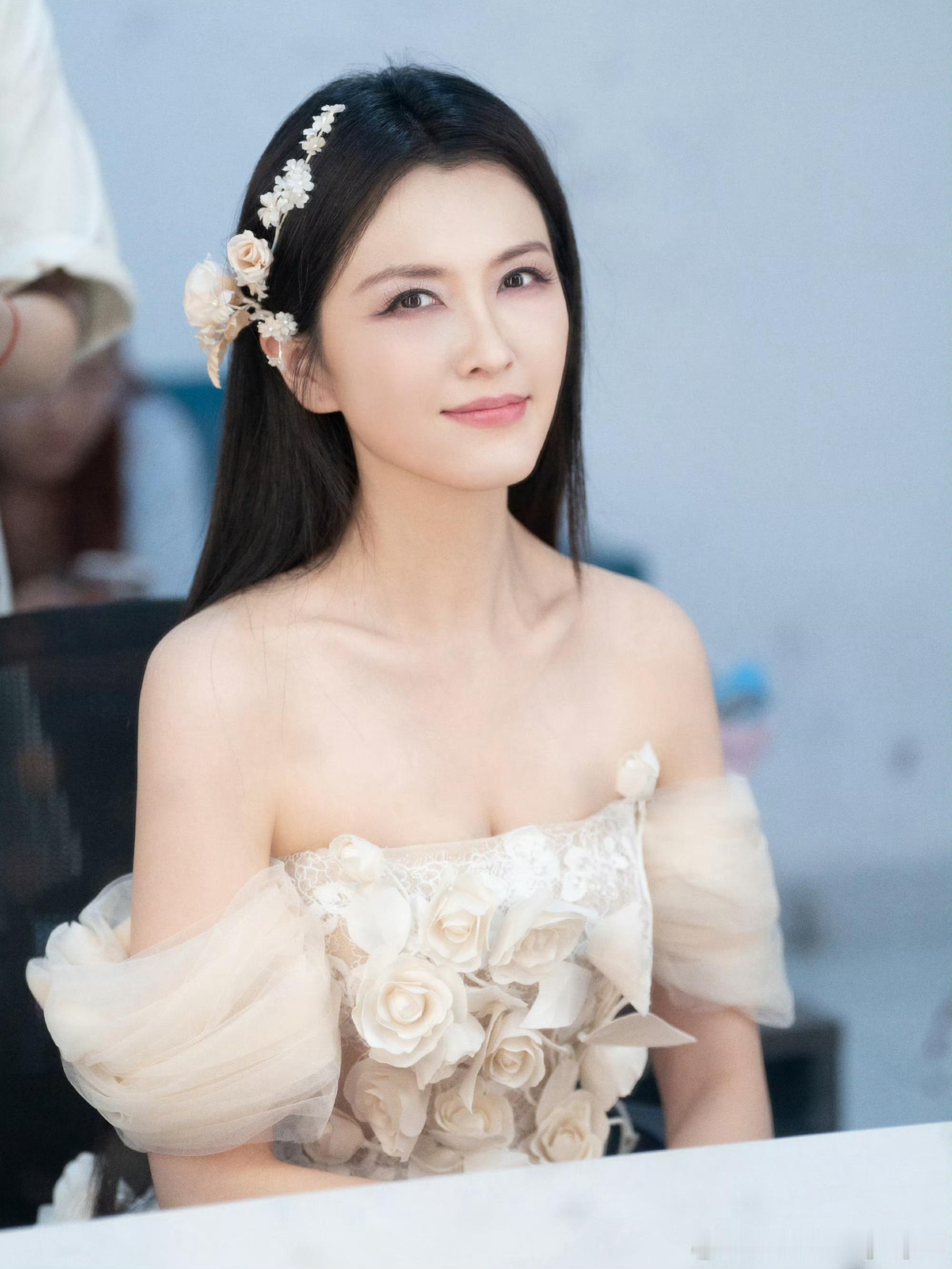 徐洁儿现在每天都在凑热闹徐洁儿抖出了一些乘风碎片 徐洁儿晒了一些乘风碎片，自嘲每