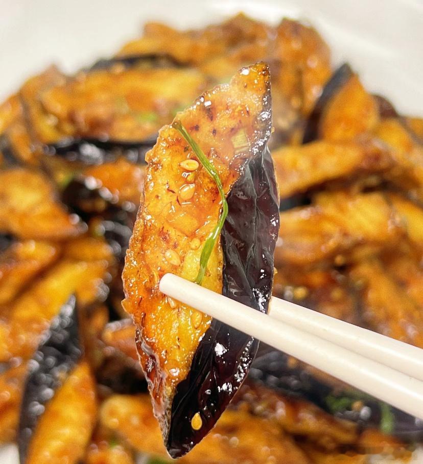 风味茄子1️⃣处理食材：茄子清洗干净，用刀将茄子均匀切成四瓣，去除内部的瓤，再将