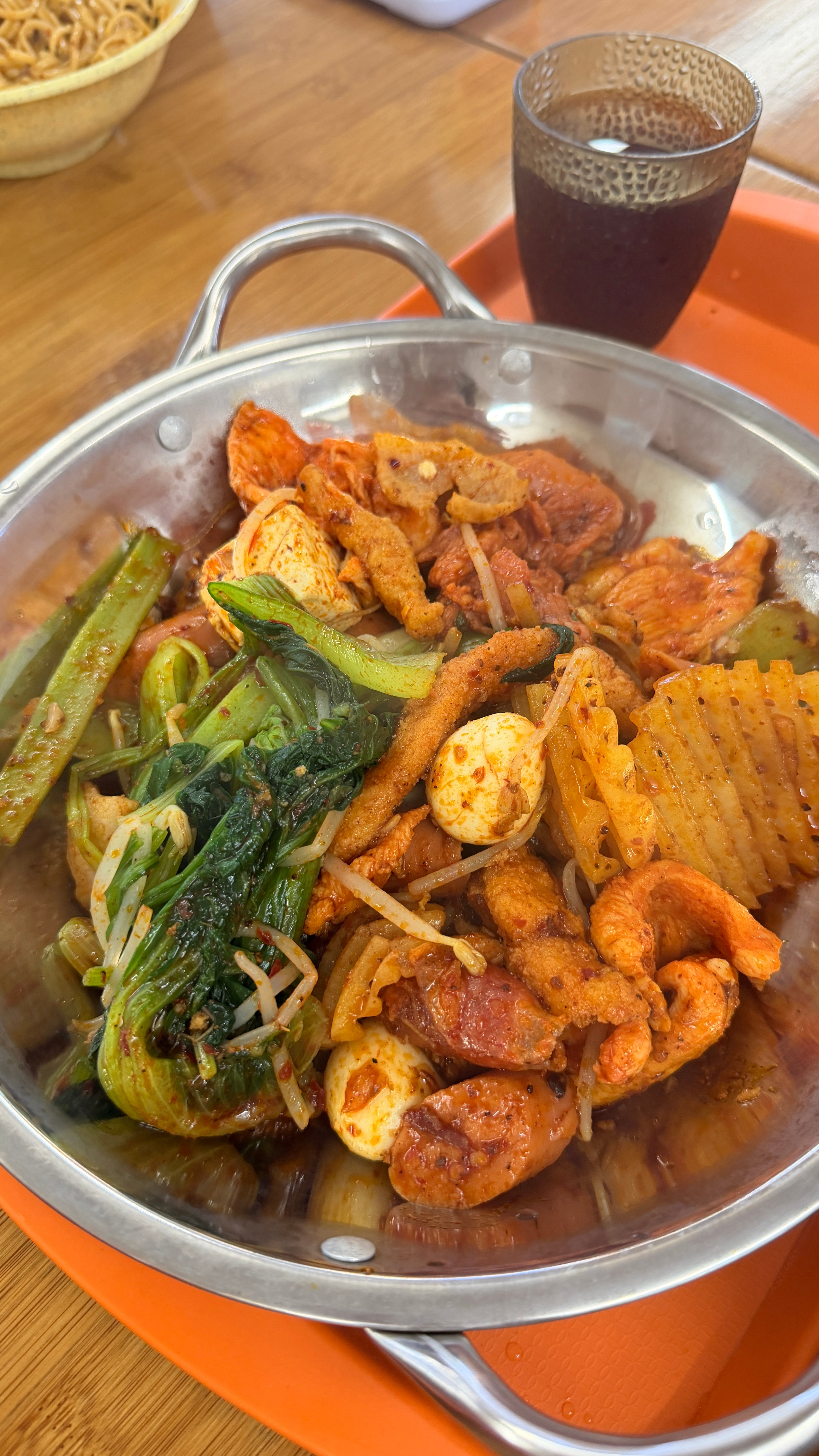 我在美院食堂吃麻辣烫好怀念大学的物价啊～一大个凤梨才12块钱！ 杭州·中国美术学