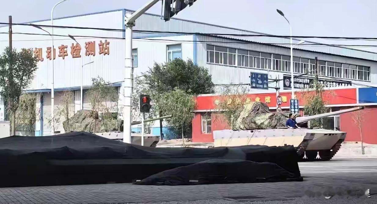 我国在新一代各种装甲车辆的发展上，一直在努力，例如新一代主战坦克（7对负重轮）、