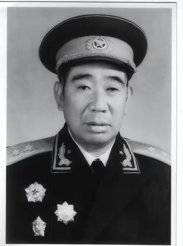 1955年授衔前，杨国夫自己估摸着能评个少将就不错了。可结果一公布，他竟与多位纵