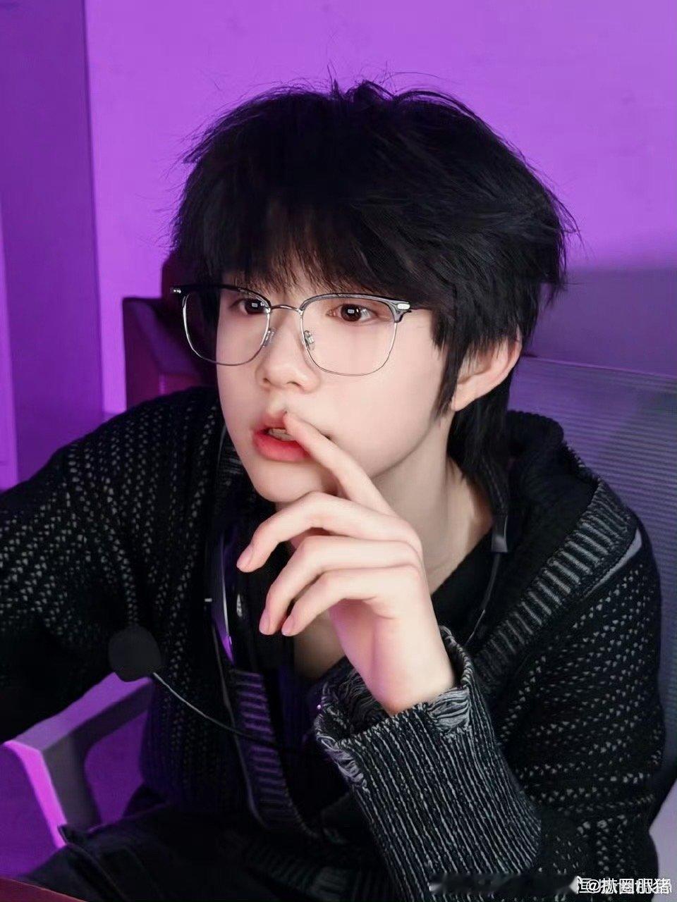 帅哥就要多营业！陈奕恒啥时候再发个九宫格自拍陈奕恒