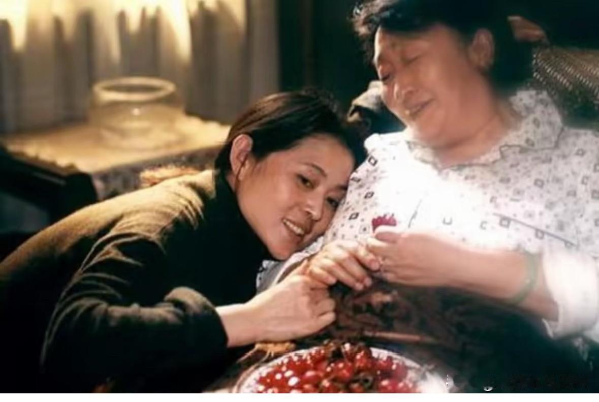 这张温情剧照出自经典家庭剧《浪漫的事》，倪萍饰演大女儿，彭玉饰演母亲。剧中母女相