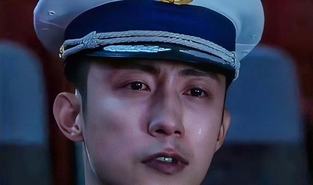 张峻宁演的麦洪超，就为了3秒钟的兄弟情，给师弟秦枫挡了子弹。
他刚满月的女儿怎么