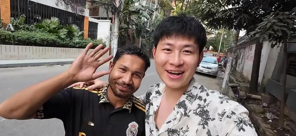 真是好人难做， 
还记得那个连买杯果汁都说“too much”的一哥吗？
现在他