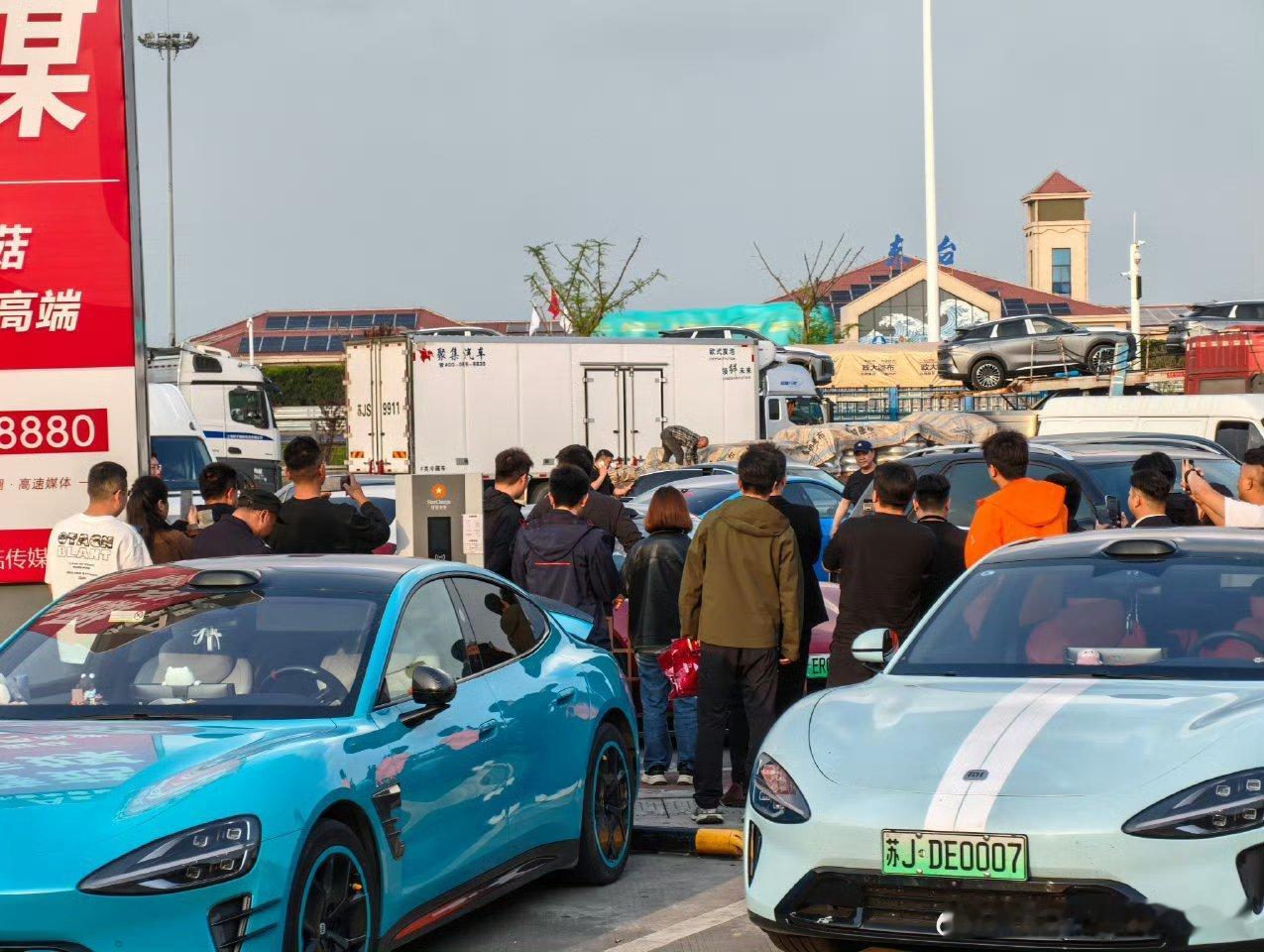 笑死，一张图就可以说，雷军被人堵在车里维权。 