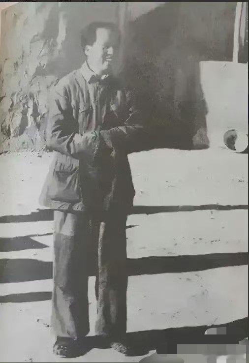1937年，陕北。接受记者采访的伟人。 