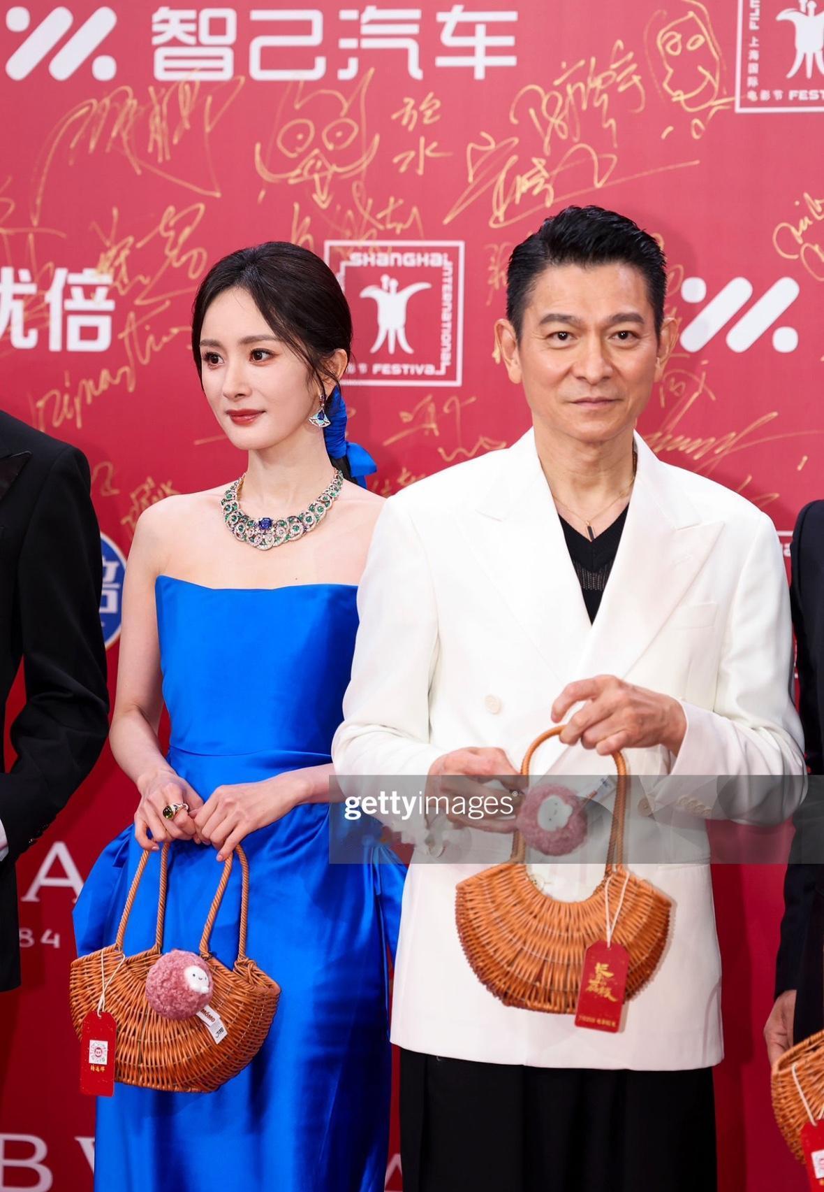 杨幂挺尴尬的，和刘德华手挽手走红毯，华仔却正脸都不看她，全程顾着和观众打招呼！