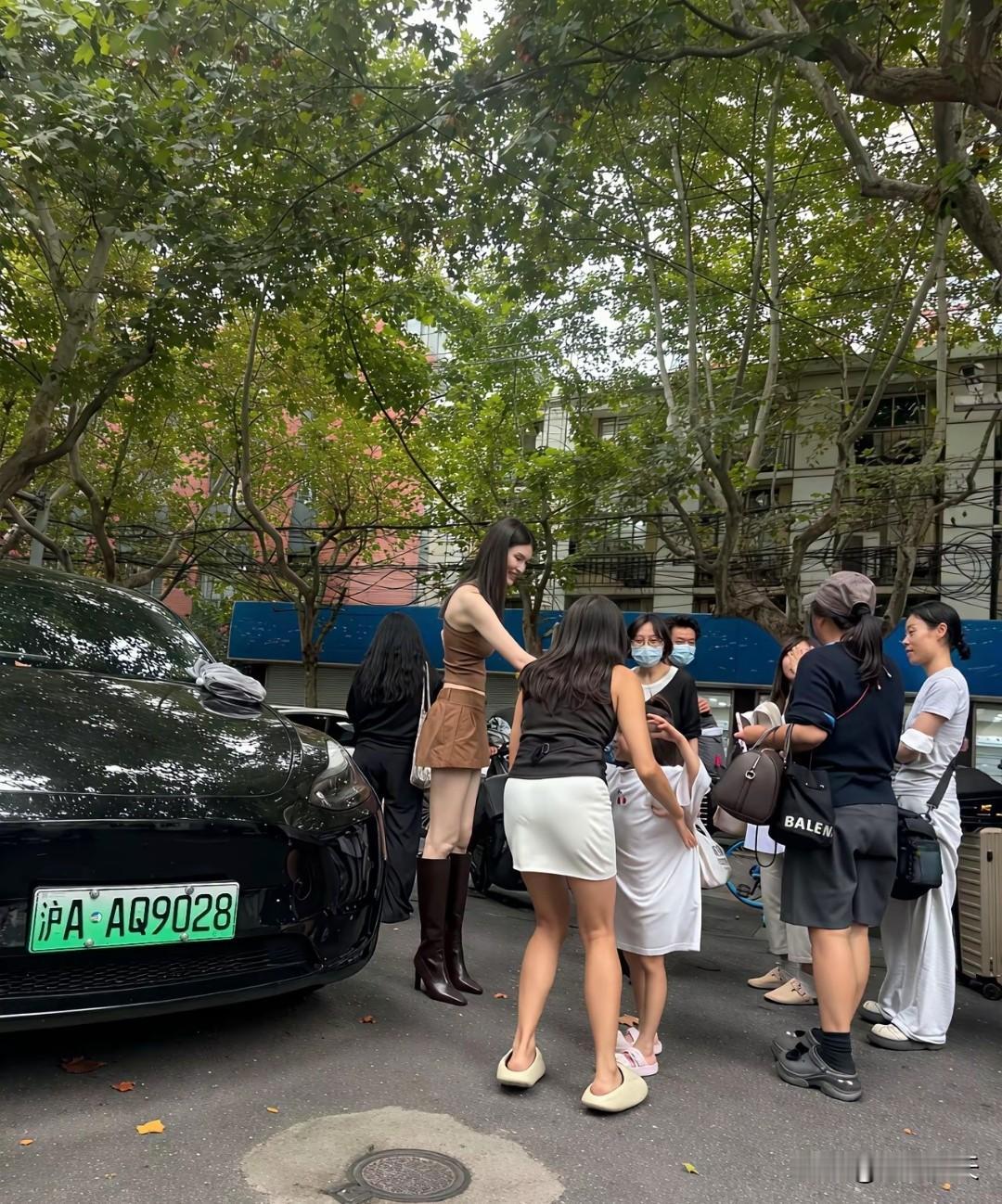 我的妈呀，何穗这么高呀，电视里完全看不太出来 ​
