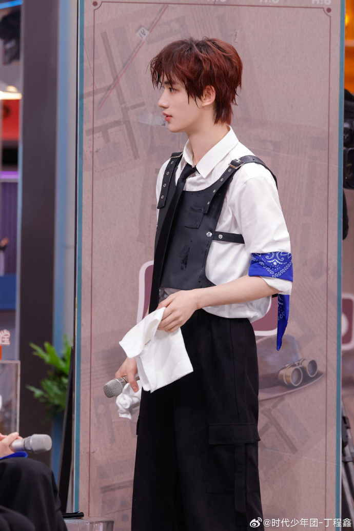 丁程鑫你好星期六新皮肤 炭黑手爪+俏皮表情，把游戏的快乐传递给所有人，这就是丁程