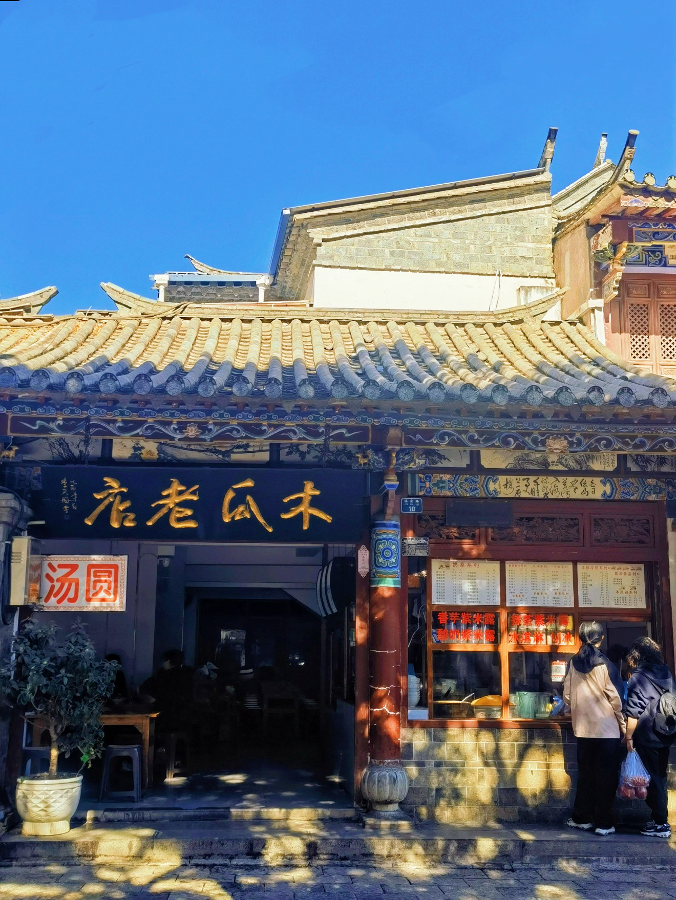 在建水爱上两样东西，一个建水烧烤另一个就是冰镇的奶白酒。奶白酒挺简单醪糟+甜牛奶