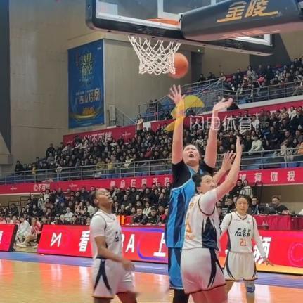 张子宇在自己的WCBA生涯首秀中出替补登场12分钟09秒，9投6中拿到15分6篮