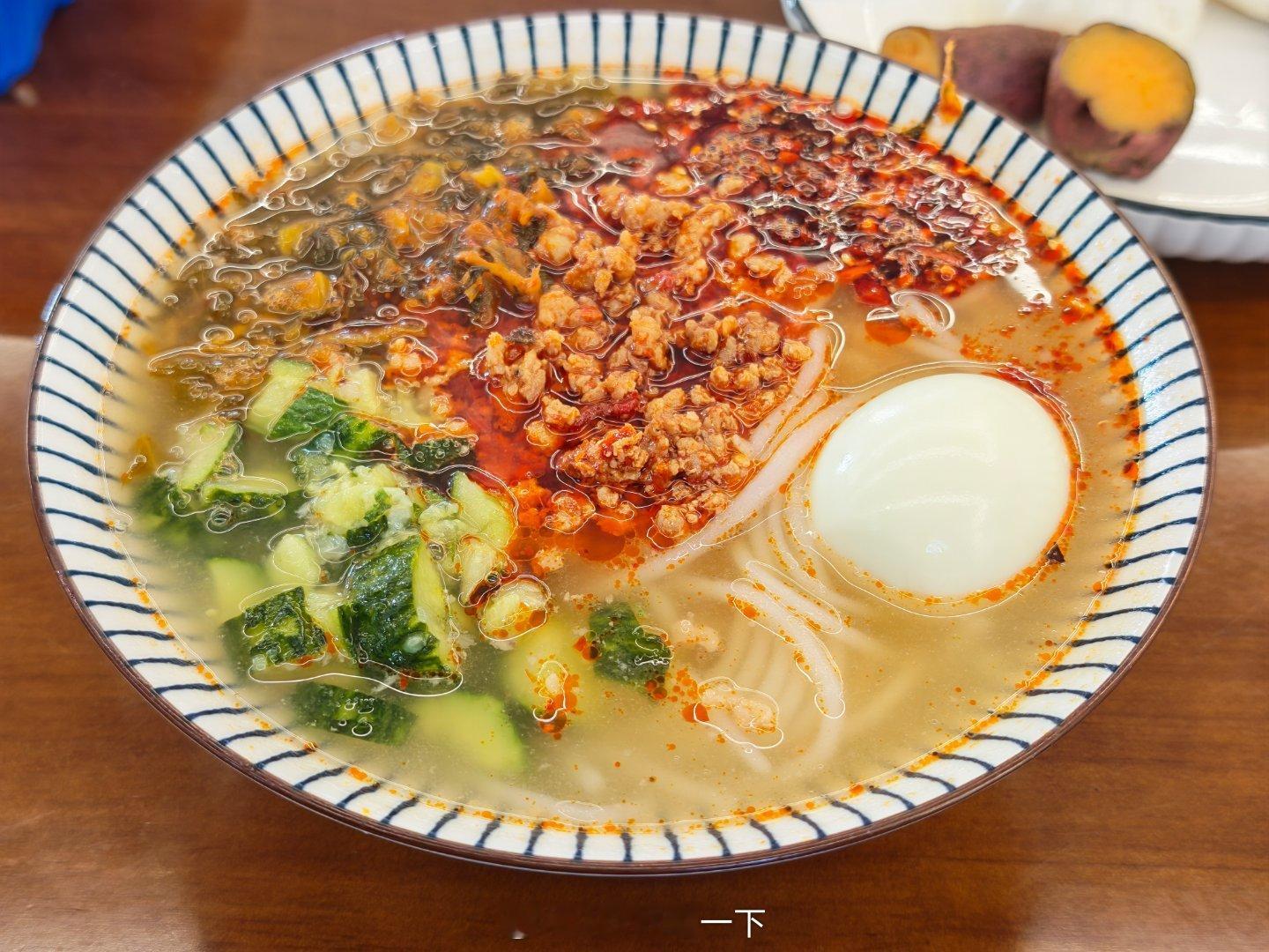 晚安朋友们，民宿的米线还是不错的，比我之前在店里吃的要好吃，明天出发去香格里拉咯