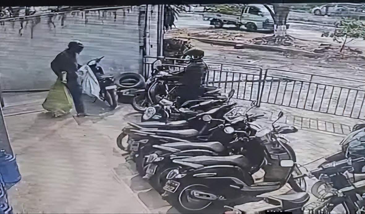 缅甸曼德勒一KBZ银行遭抢，劫匪抱一麻袋的钱跑了，监控全程记录