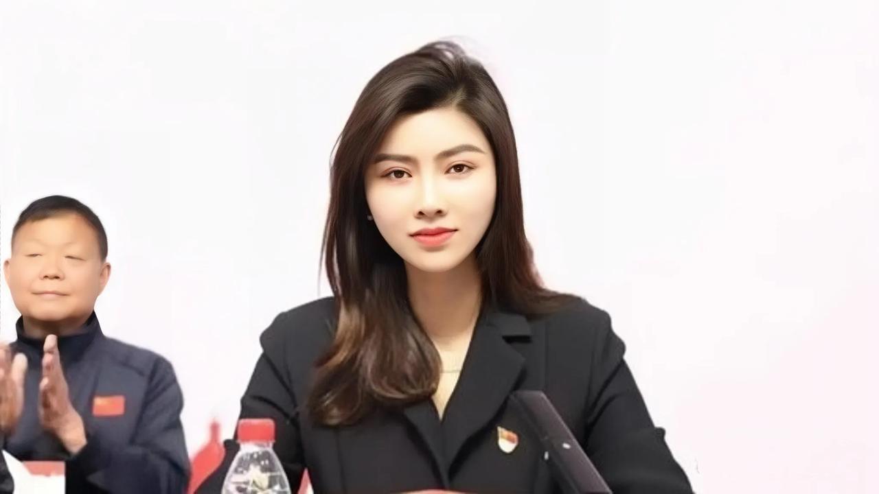 河南某高校女副校长，“漂亮”这个词都不足以概括她的美，被网友誉为“高校领导的颜值