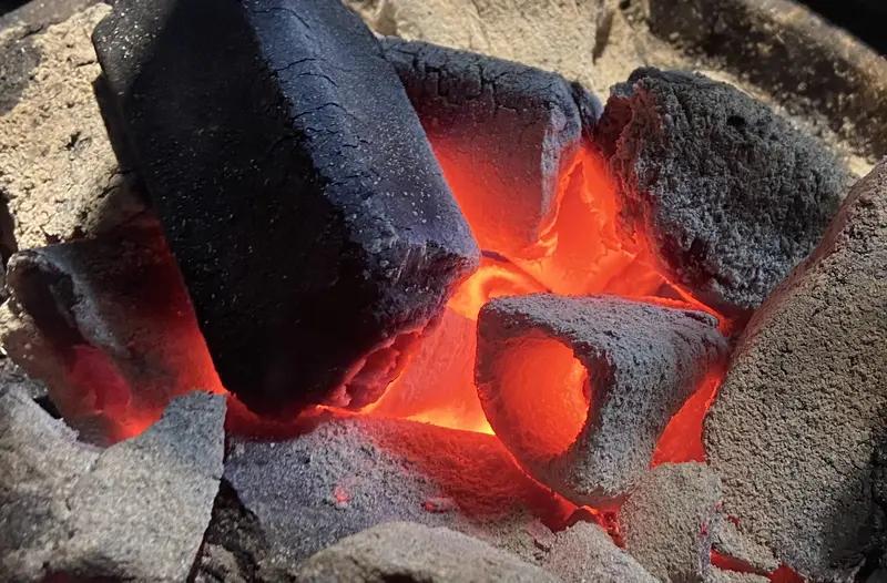 每年11月至次年3月是一氧化碳中毒高发期，有些行为可得警惕。像在烧炭取暖的密闭房