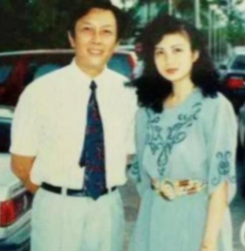 1990年除夕夜，唐国强的妻子洗完澡化完妆，穿上一身新衣，用一根绳子结束了自己的