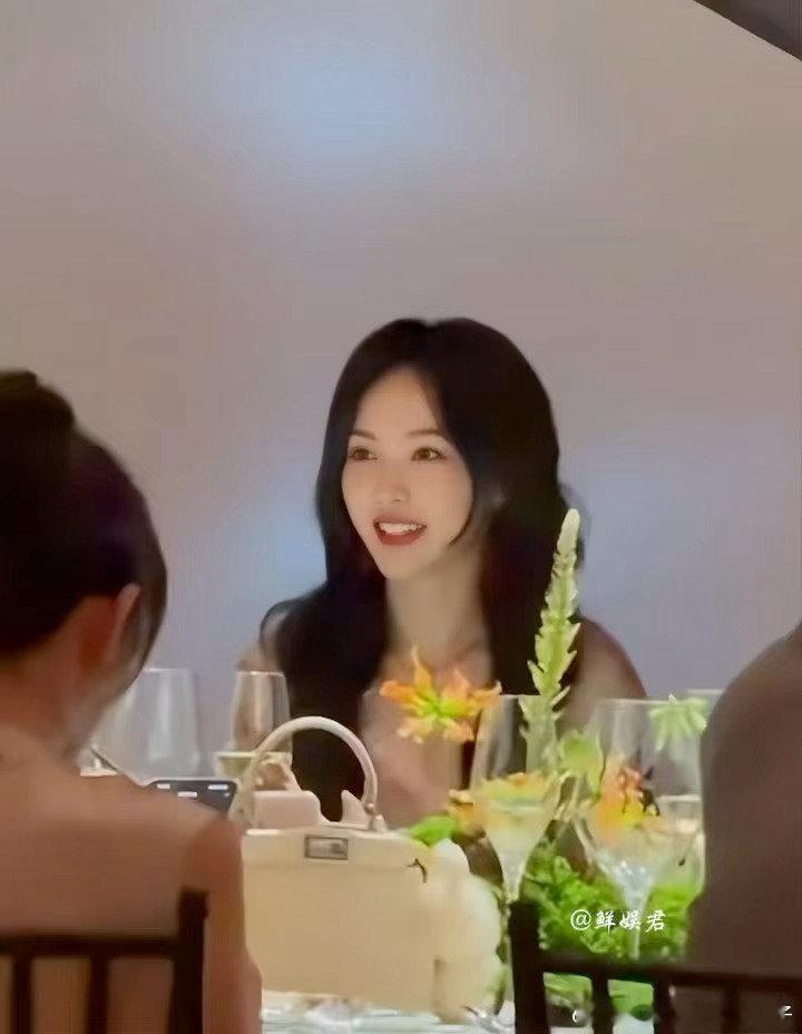 晚宴上的唐嫣 唐嫣一袭FENDI高定系列碎花长裙亮相在晚宴现场，姐姐太美啦！[好