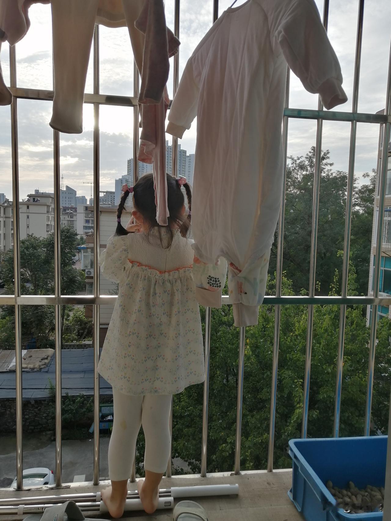 连续三天都是大连沿海的大潮，昨天领着小孙去三十里堡老家海边钓鱼。在小孙的眼中，她