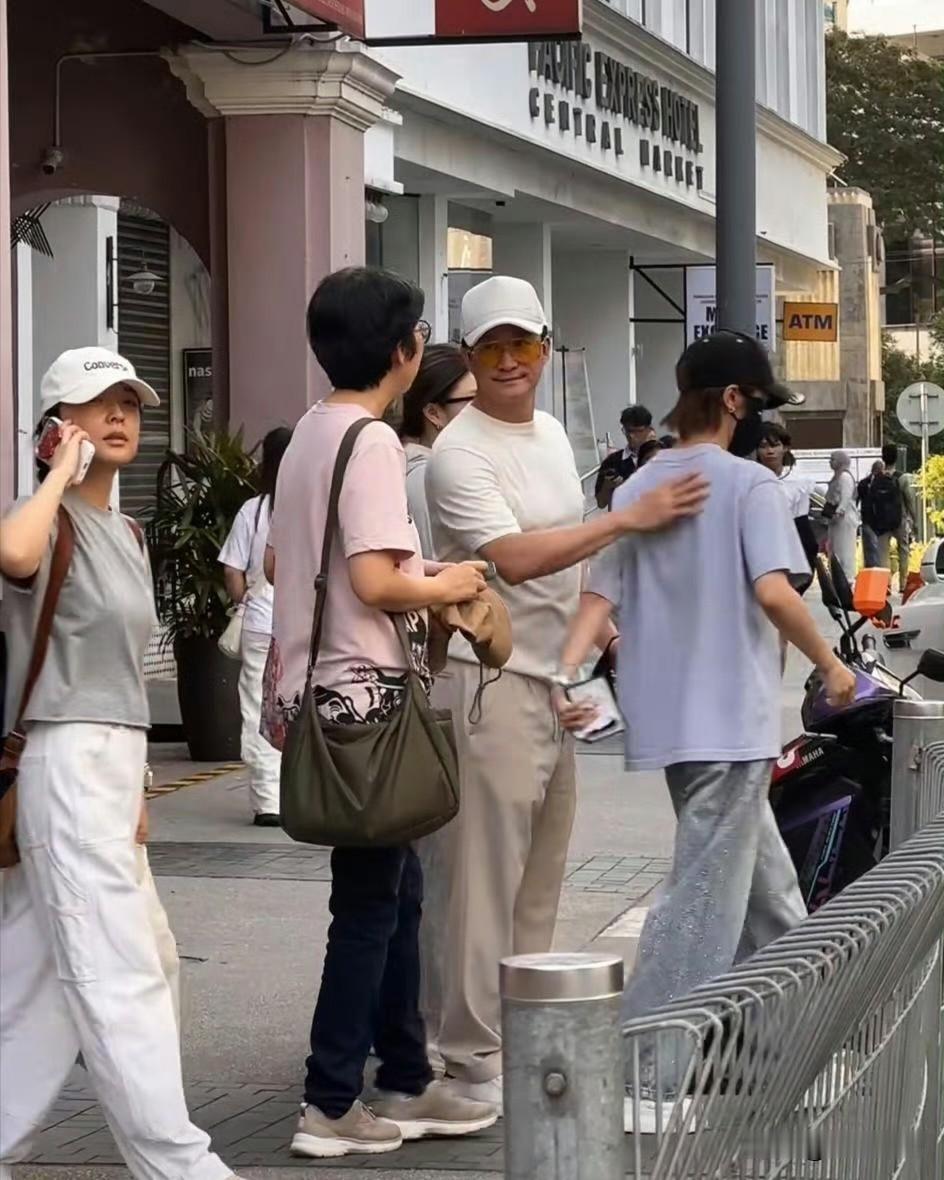 吴京马来西亚度假


吴京有好几个伴，交谈甚欢！吴京不留长头发了吗？哈哈