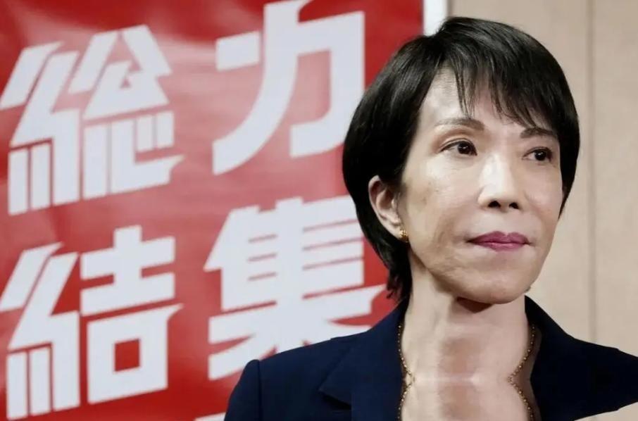 谁能想到，一个手里握着72%超高支持率的首相，竟然在干着疯狂砸本国饭碗的事儿？