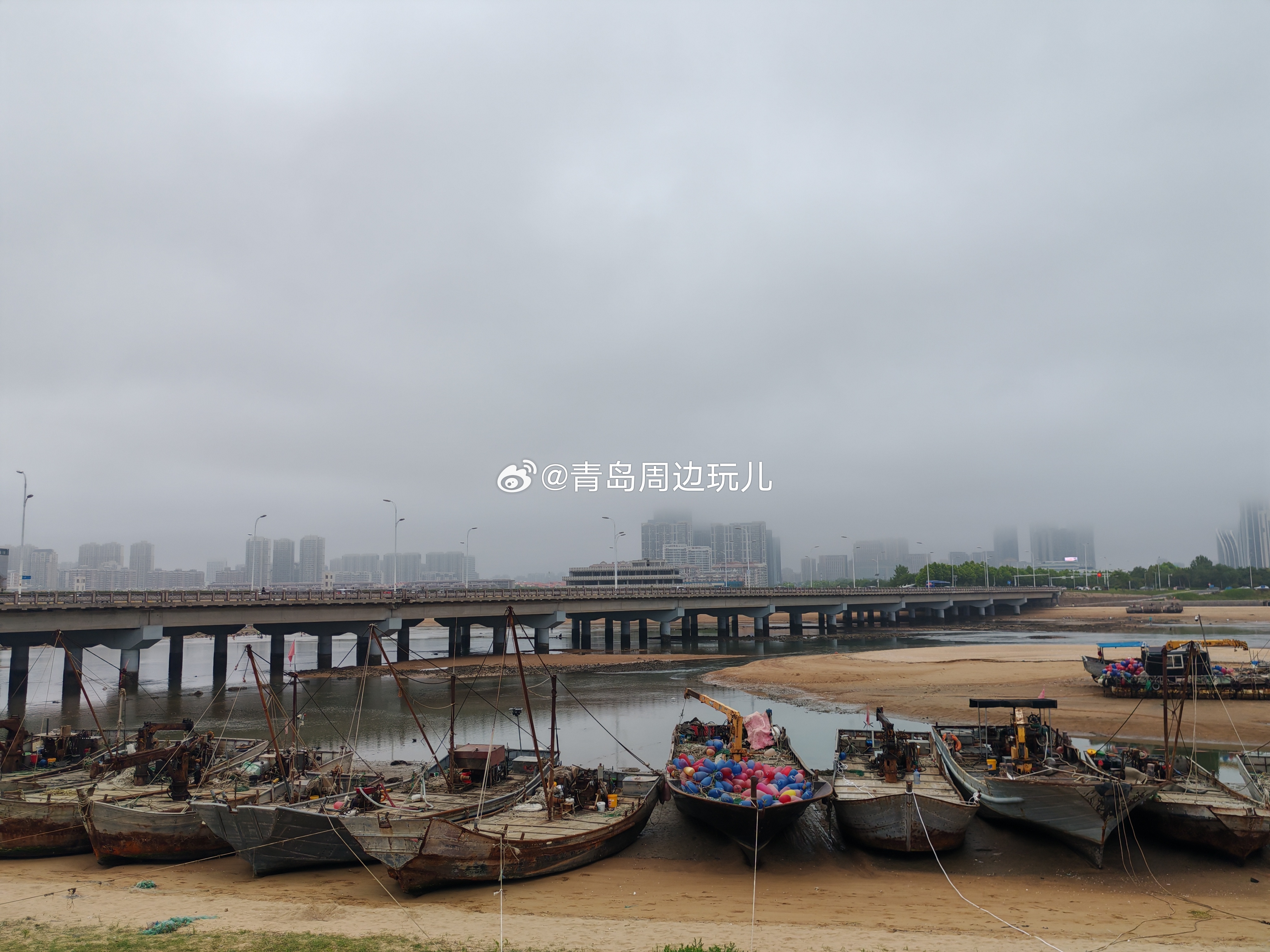 台风来了回港避风吧，还有不知死活的整天想钱的把船停在海边这下翻了吧。 青岛