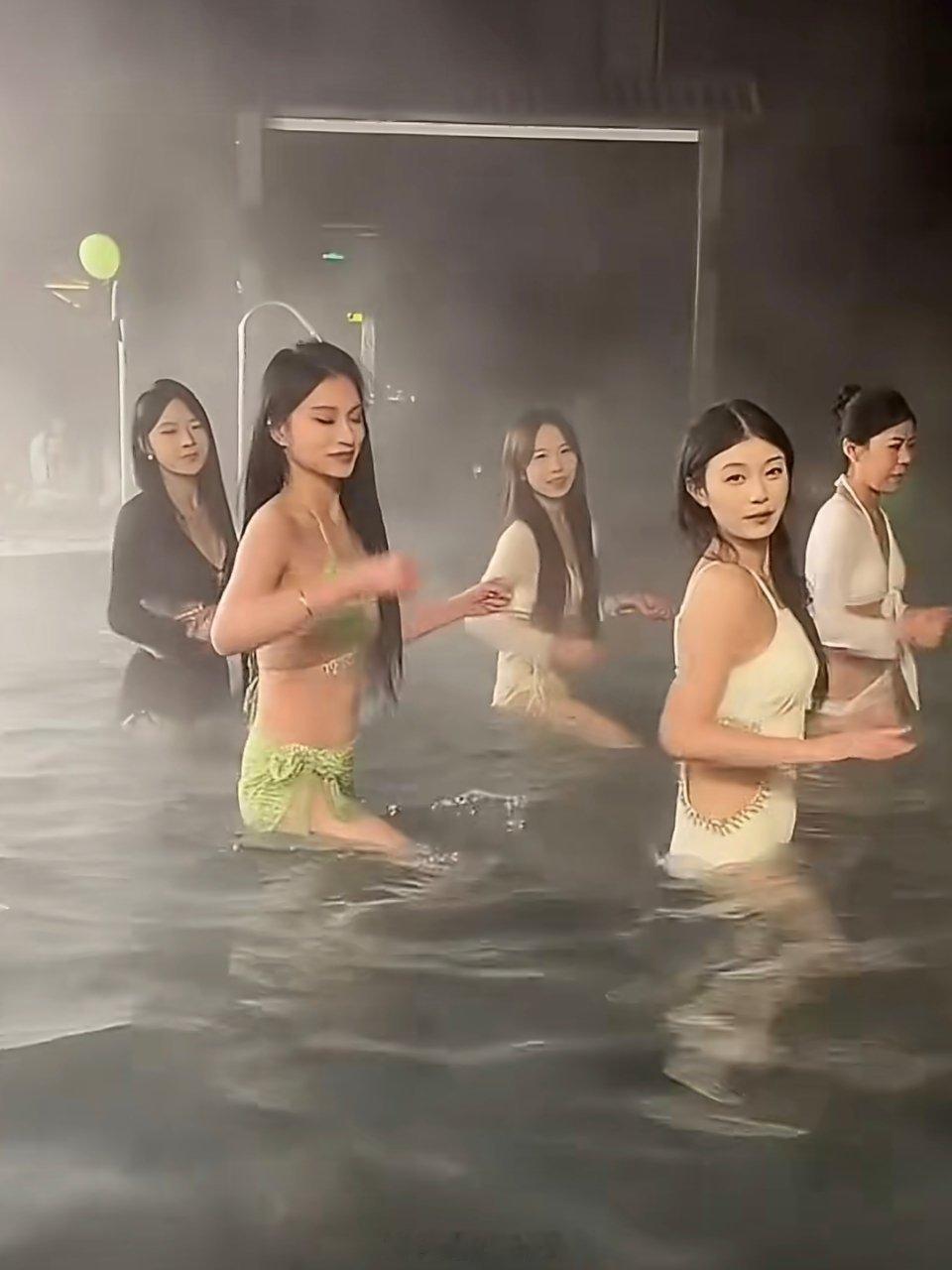 4300万网红刘二狗泳池直播被指擦边网红有两大绝活，一个是炫富、一个是擦边！炫富