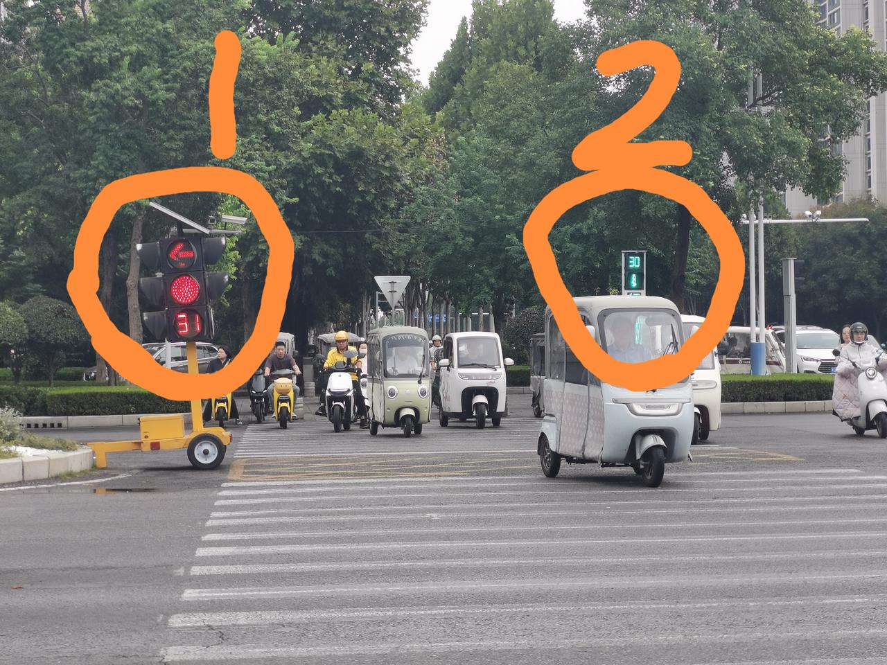 两个红绿灯的启示
上午约11点，我在胖东来三胖东去2公里平原路与新中大道交叉口处