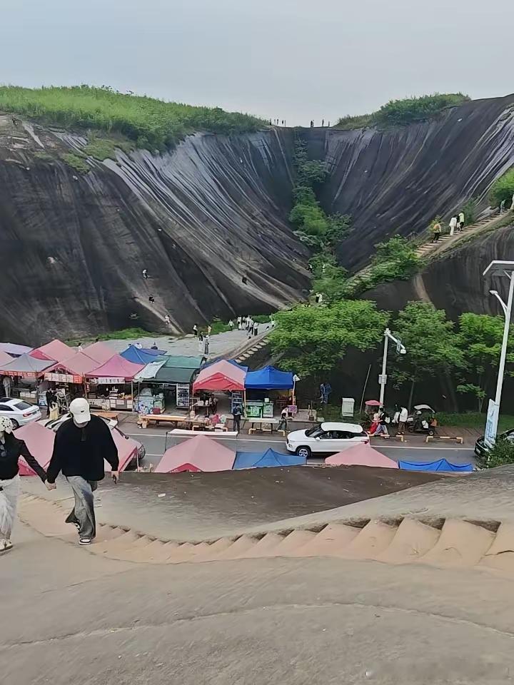 天然滑滑梯！这才是小时候玩疯的天然滑滑梯在湖南郴州高椅岭，大自然亲手造了个！光滑