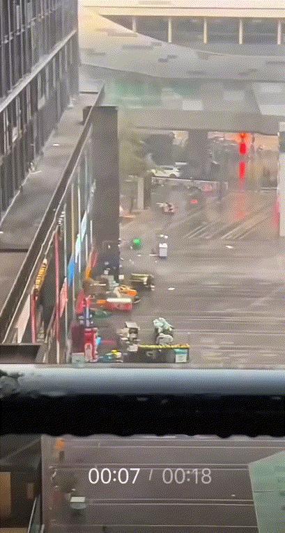 重庆暴雨里这一幕，看哭了无数人。
 
一家店铺门口，货架被掀翻，商品飞得比雨点还