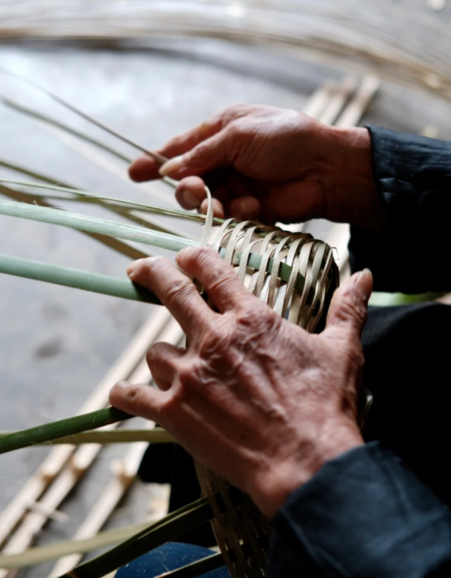 清明雨上话非遗 曾经遇见一位 80 多岁的老篾匠，一生只守一门手艺。劈竹、削篾、