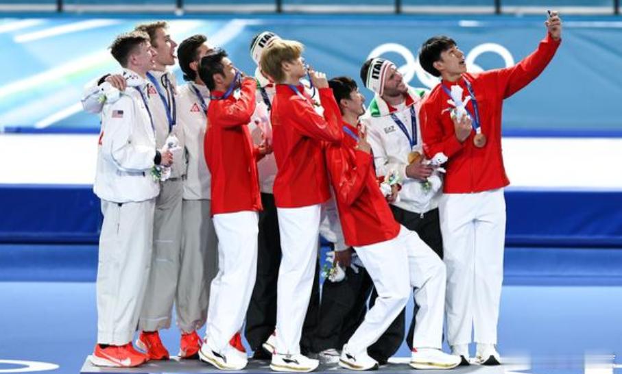 创历史！中国速滑男团0.09秒夺铜 队员泪洒赛场手牵手领奖中国速滑男团铜牌 北京