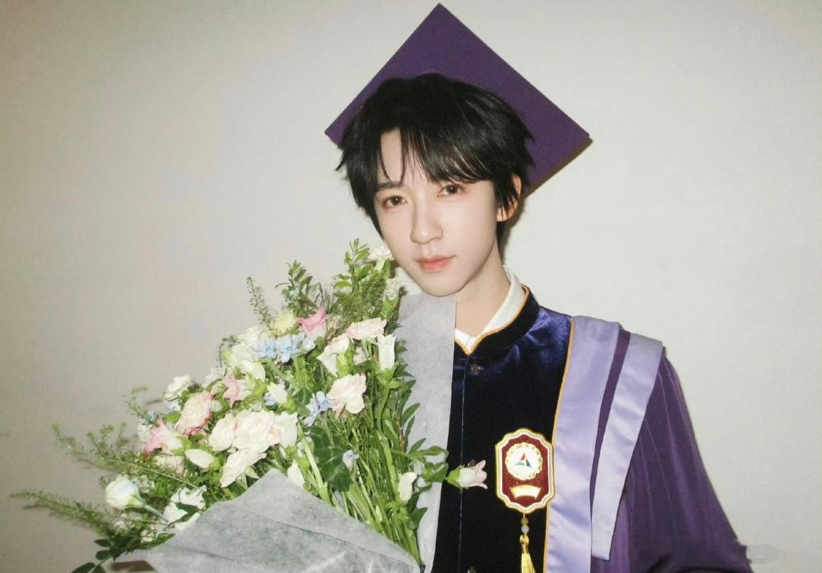 贺峻霖也是震惊到我了贺峻霖也是震惊到我了 核心是6月14日中传毕业典礼+硬核学霸
