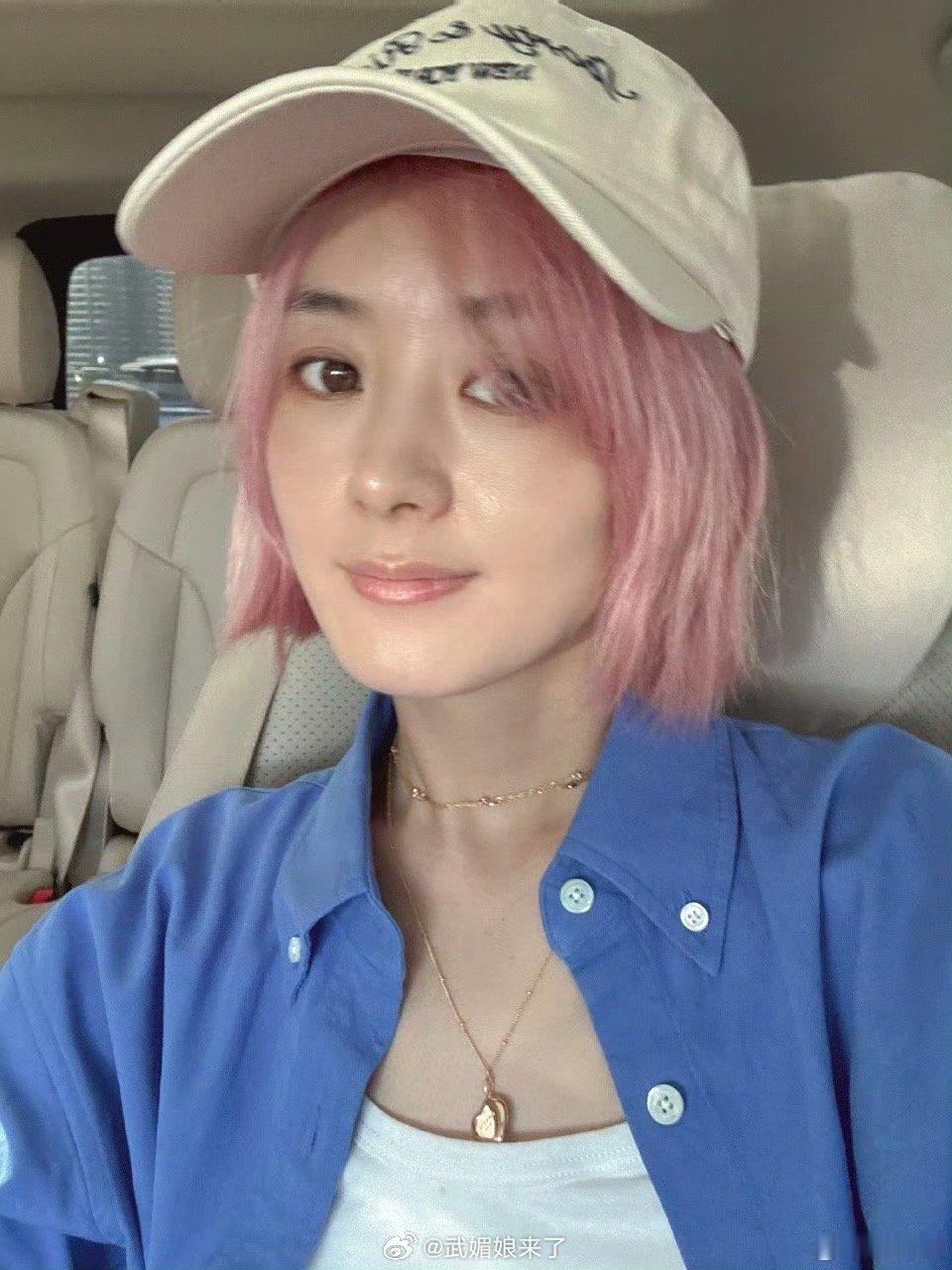 赵丽颖晒粉色短发这颜色有点显黑啊 ​​​