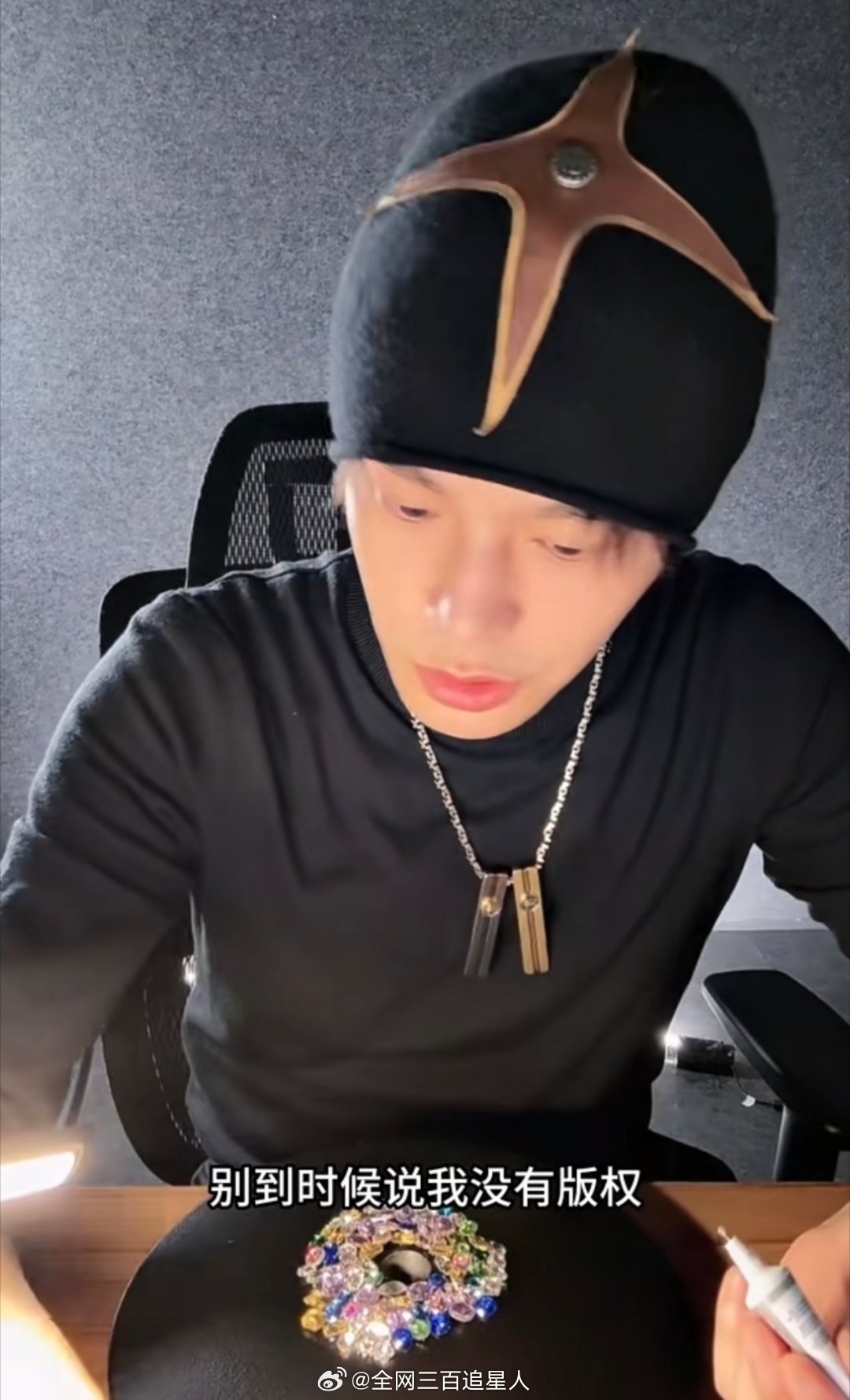 此男真浪漫疯子来的吧！！！丁禹兮DIY给麦架贴钻
