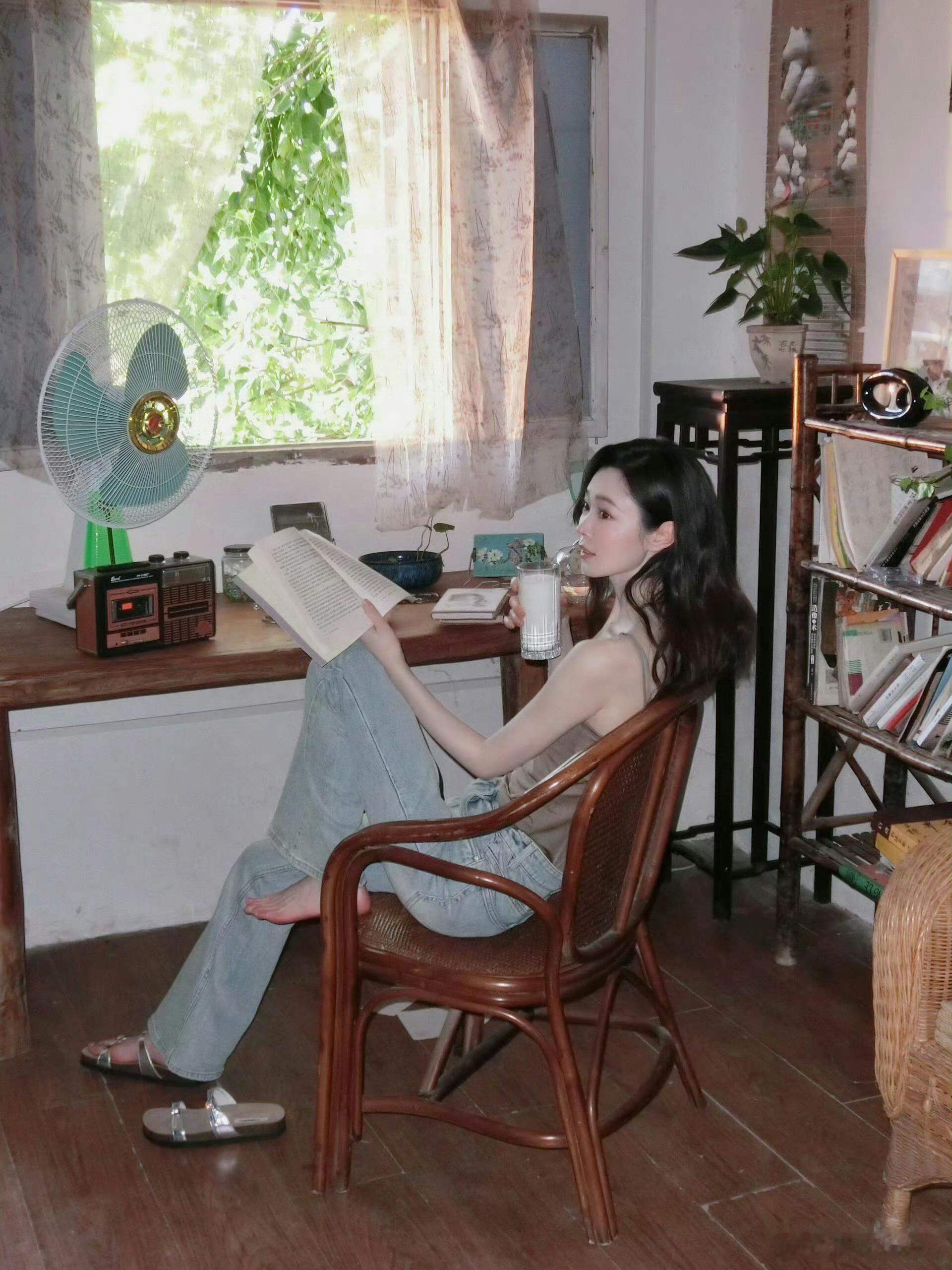 宋轶圈内人缘 大美女谁不爱，而且范若若这个角色太圈粉了，年纪轻轻就有自己的养老剧