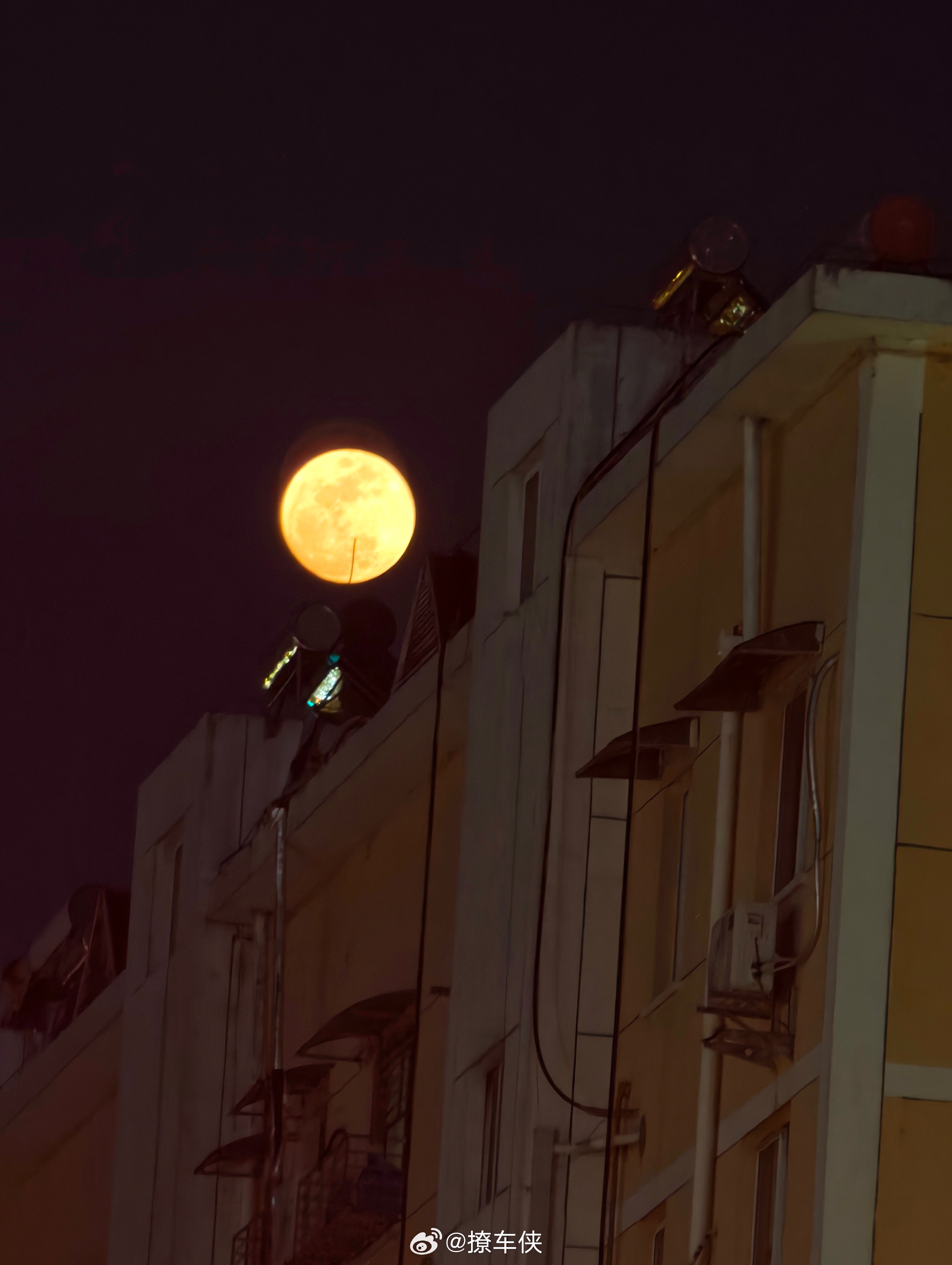 今晚的月亮真圆啊我拍了拍月亮