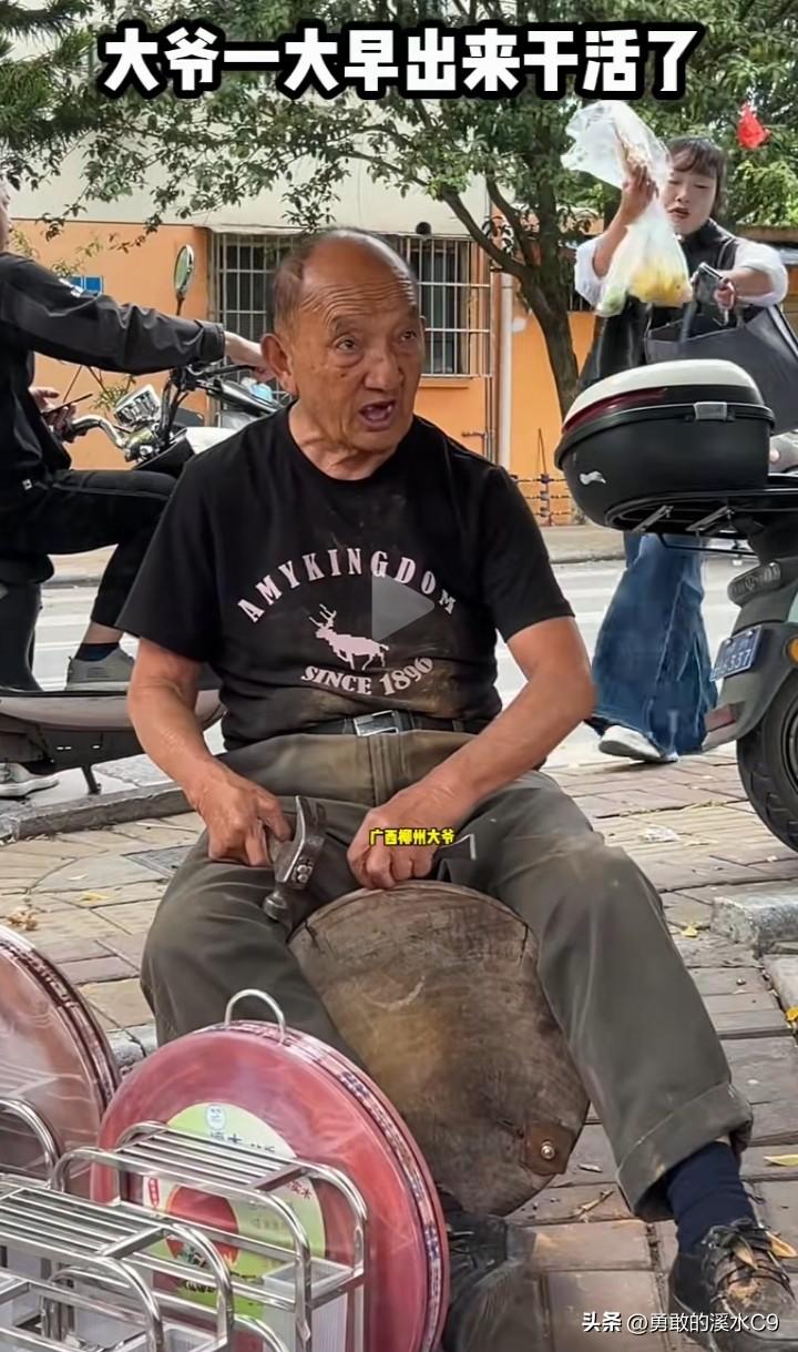 我超认同“工作防老”这个观点。身边有个 58 岁的阿姨，退休在家半年，生活懒散，
