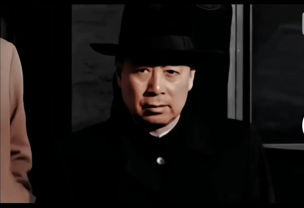 敬爱的周总理在国统区重庆，不怒自威，目光坚毅。